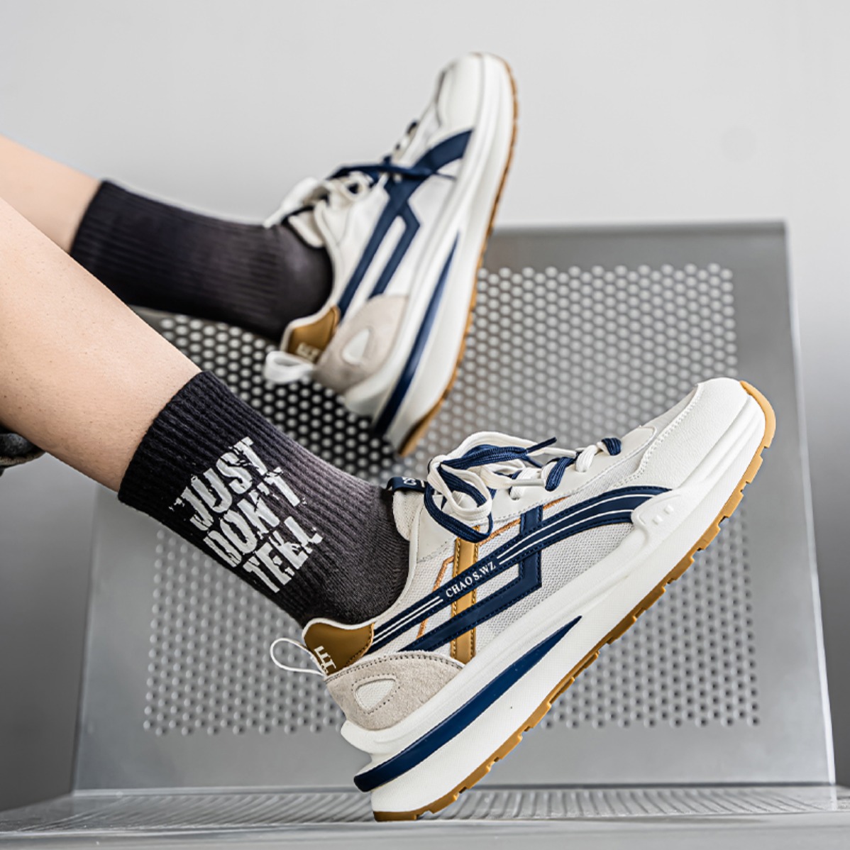أحذية رياضية جديدة للرجال ذات  - مراجعة Badminton Shoes وسعره